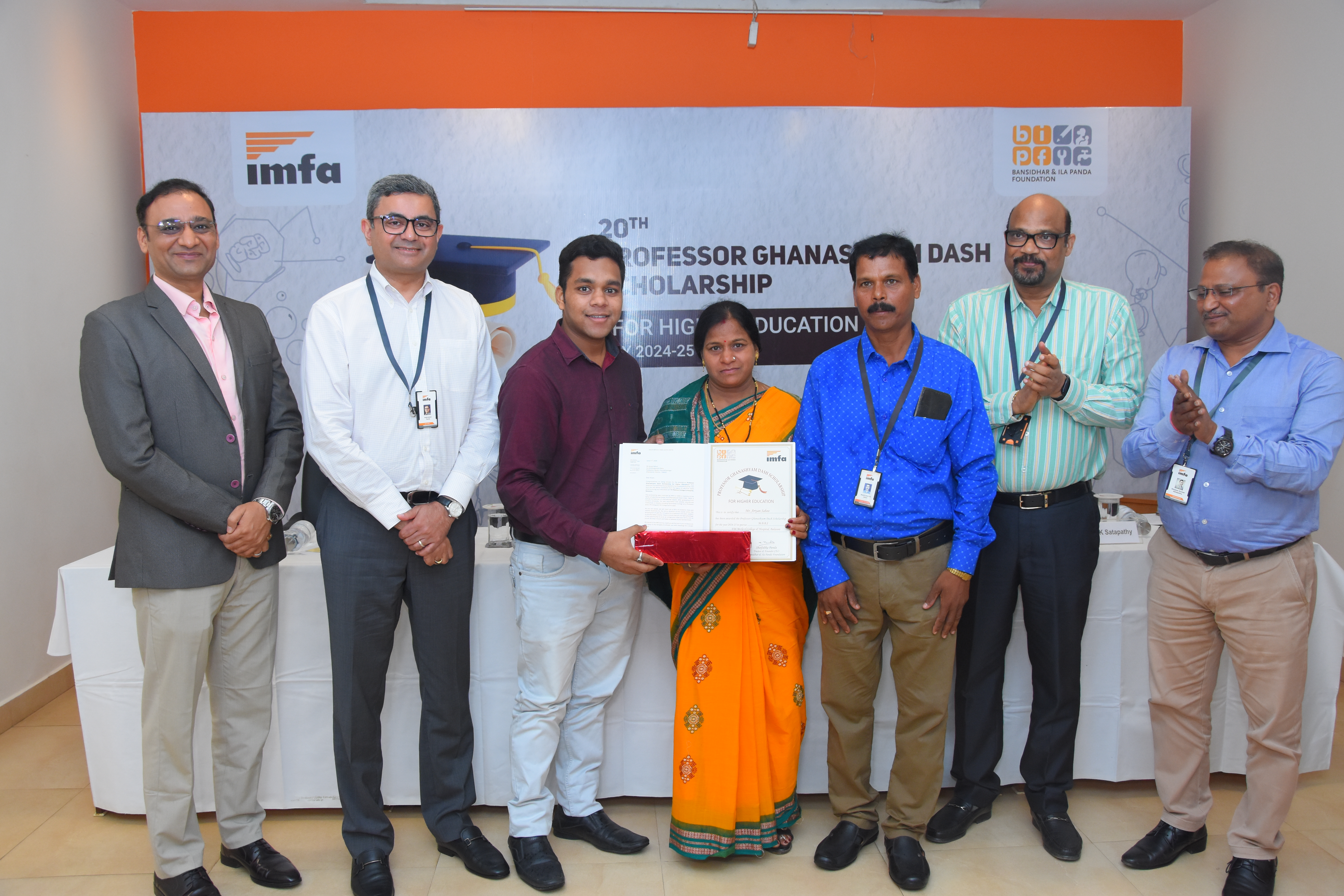 Recipient : Ariyan Sahoo <br />MBBS,FM College,Balasore seen with his Parents